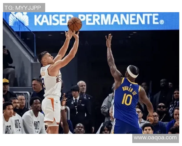 勇士与尼克斯对决精彩回顾球星表现与战术分析全景呈现 勇士与尼克斯对决精彩回顾球星表现与战术分析全景呈现